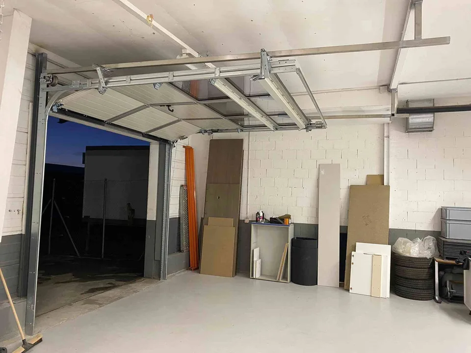 240 m2 Atelier & Bureau + 75 m2 place de parc avec couvert à Corcelles