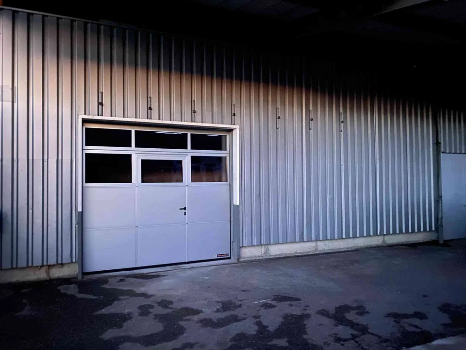 240 m2 Atelier & Bureau + 75 m2 place de parc avec couvert à Corcelles