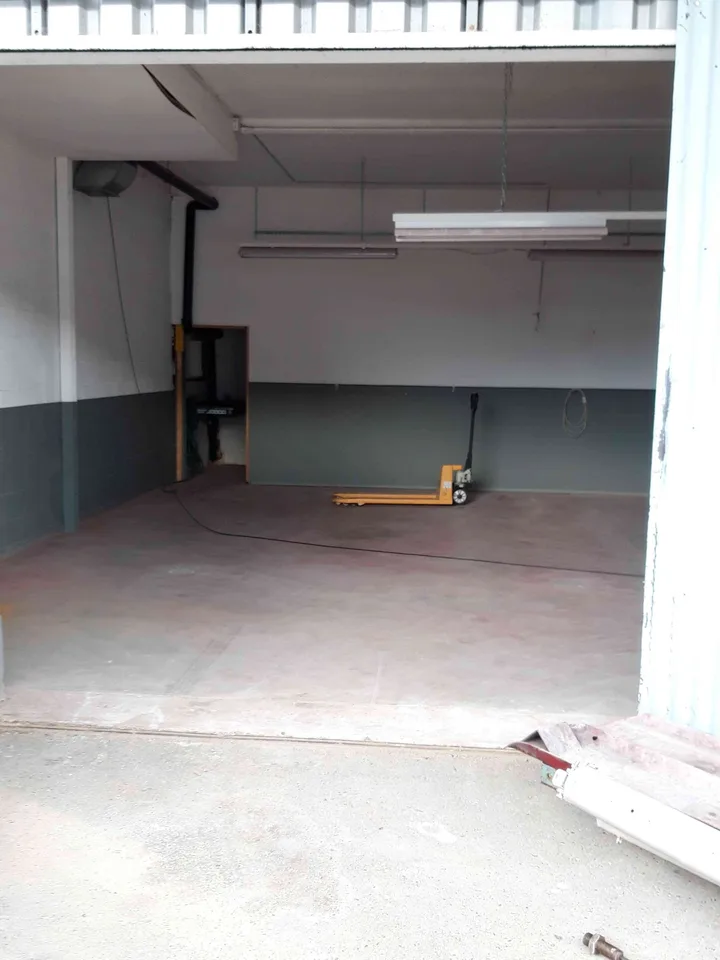 240 m2 Atelier & Bureau + 75 m2 place de parc avec couvert à Corcelles