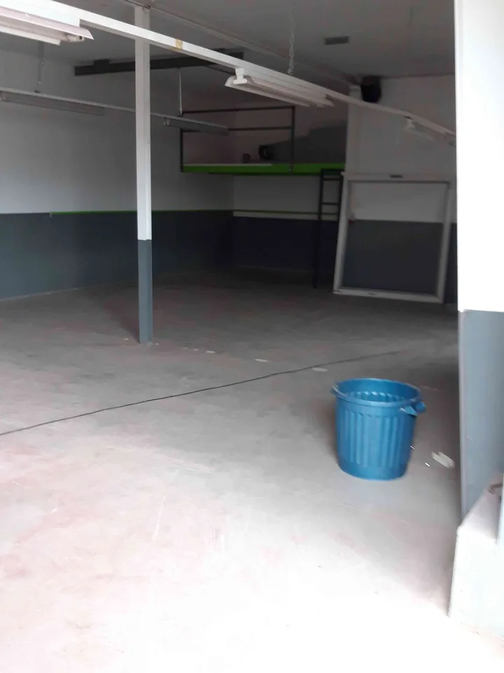 240 m2 Atelier & Bureau + 75 m2 place de parc avec couvert à Corcelles
