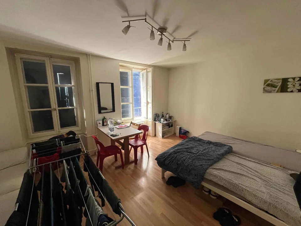 Grande chambre meublée – Centre Neuchâtel