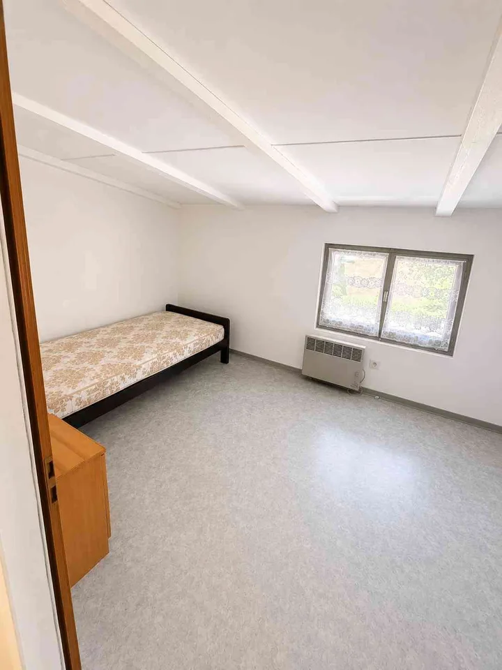 Camere arredate con cucina comune rinnovata – Tutto incluso