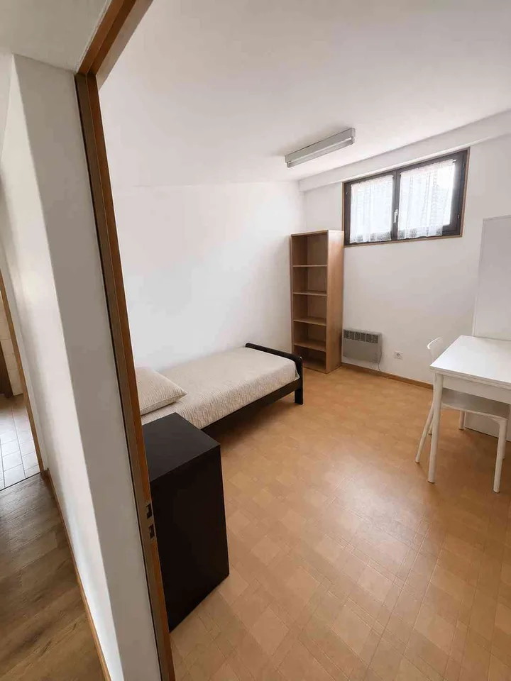Camere arredate con cucina comune rinnovata – Tutto incluso