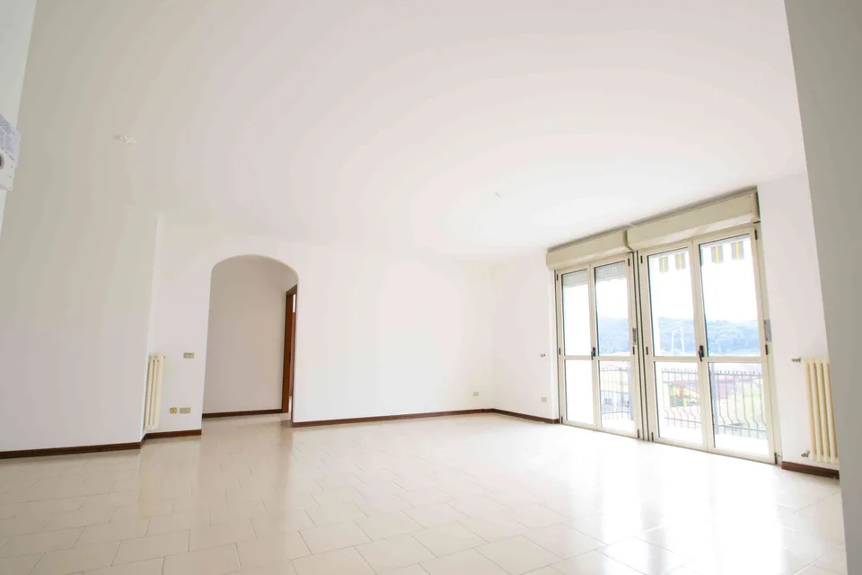 Geräumige, unmöblierte Wohnung zur Miete im Zentrum Luino