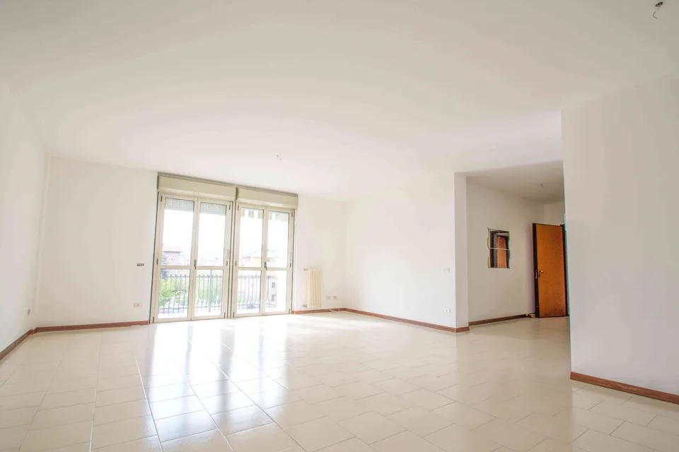 Geräumige, unmöblierte Wohnung zur Miete im Zentrum Luino