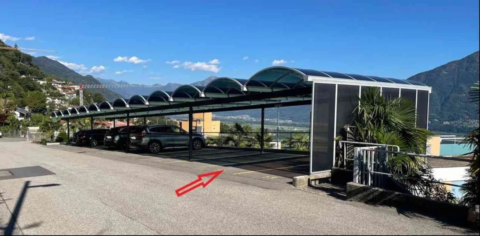 Parcheggio libero coperto / Freier Parkplatz überdacht