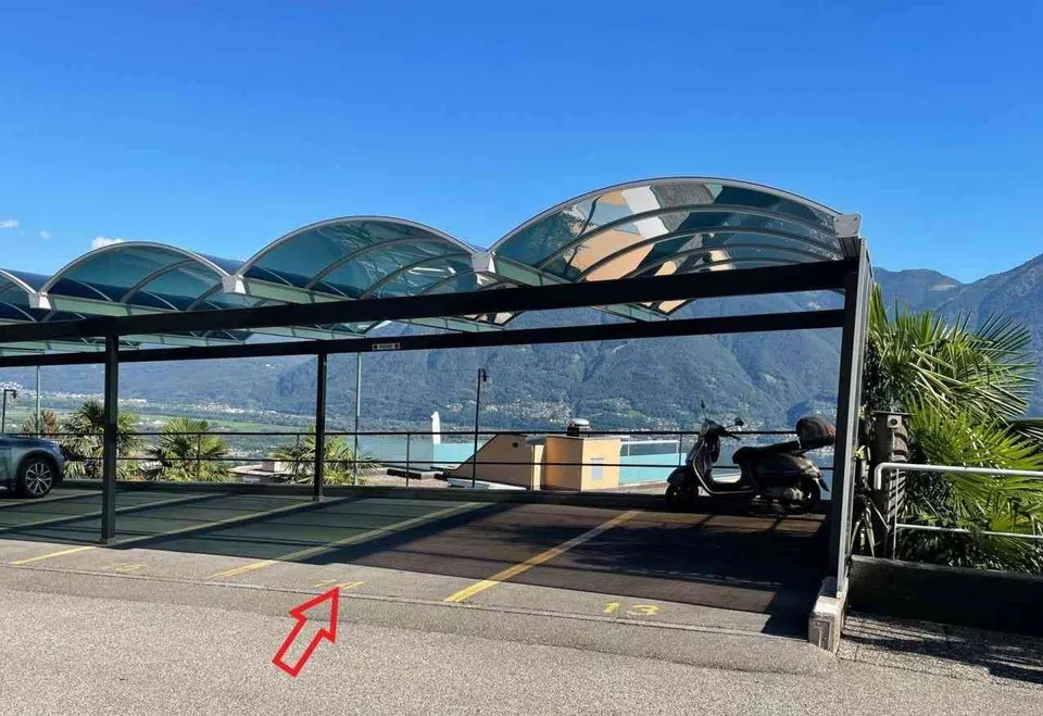 Parcheggio libero coperto / Freier Parkplatz überdacht