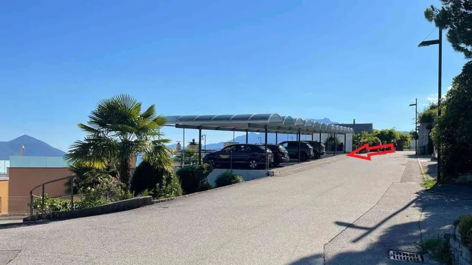 Parcheggio libero coperto / Freier Parkplatz überdacht