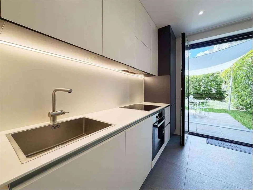 Moderne 2.5-Zimmer-Erdgeschosswohnung mit Gartenanteil im Herzen Lgn