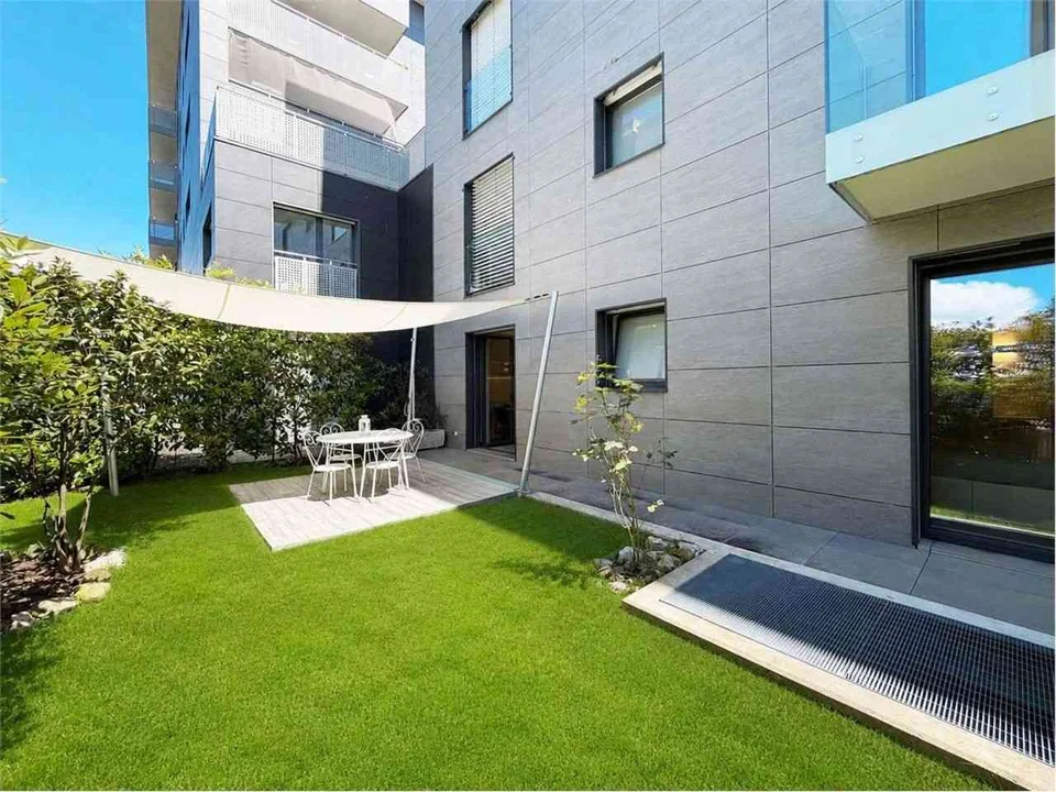 Moderne 2.5-Zimmer-Erdgeschosswohnung mit Gartenanteil im Herzen Lgn