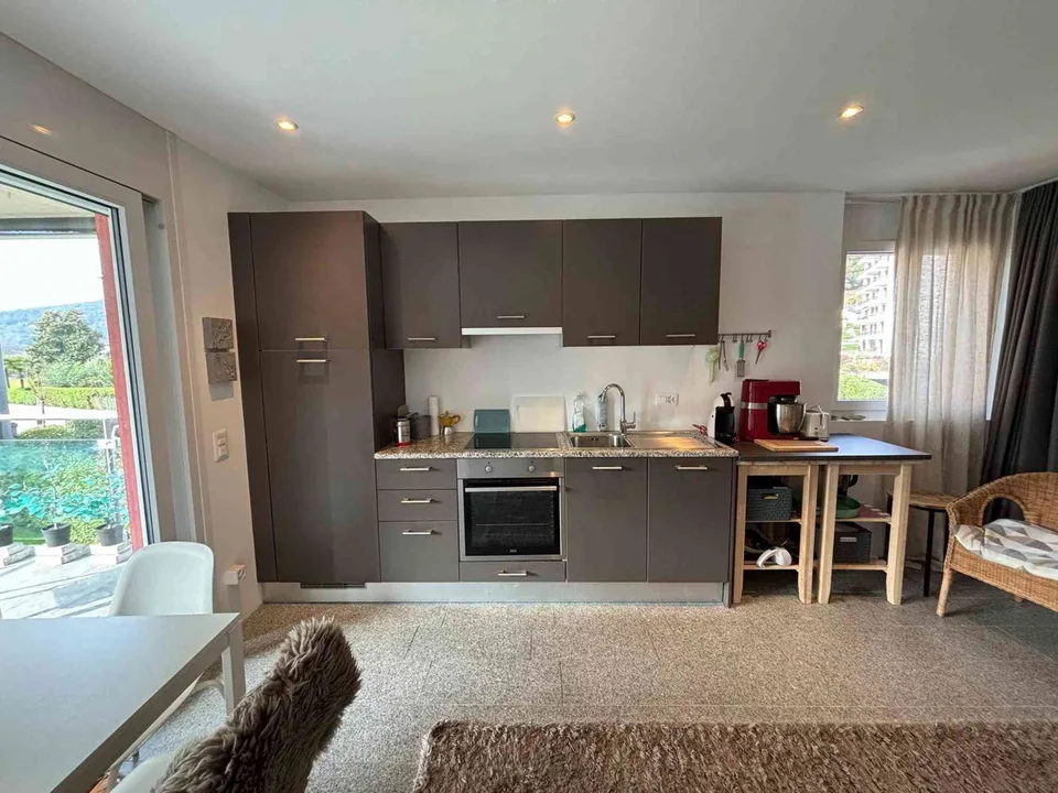Moderne 1.5-Zimmer-Wohnung mit Pool, Ausblick und Garage