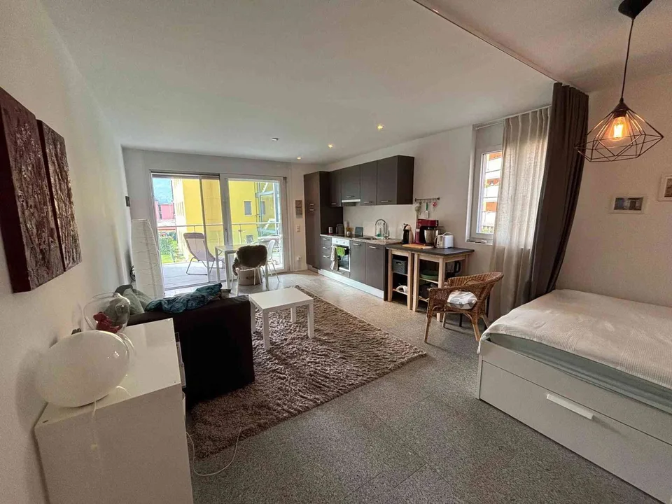 Moderne 1.5-Zimmer-Wohnung mit Pool, Ausblick und Garage