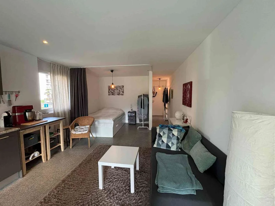 Moderne 1.5-Zimmer-Wohnung mit Pool, Ausblick und Garage