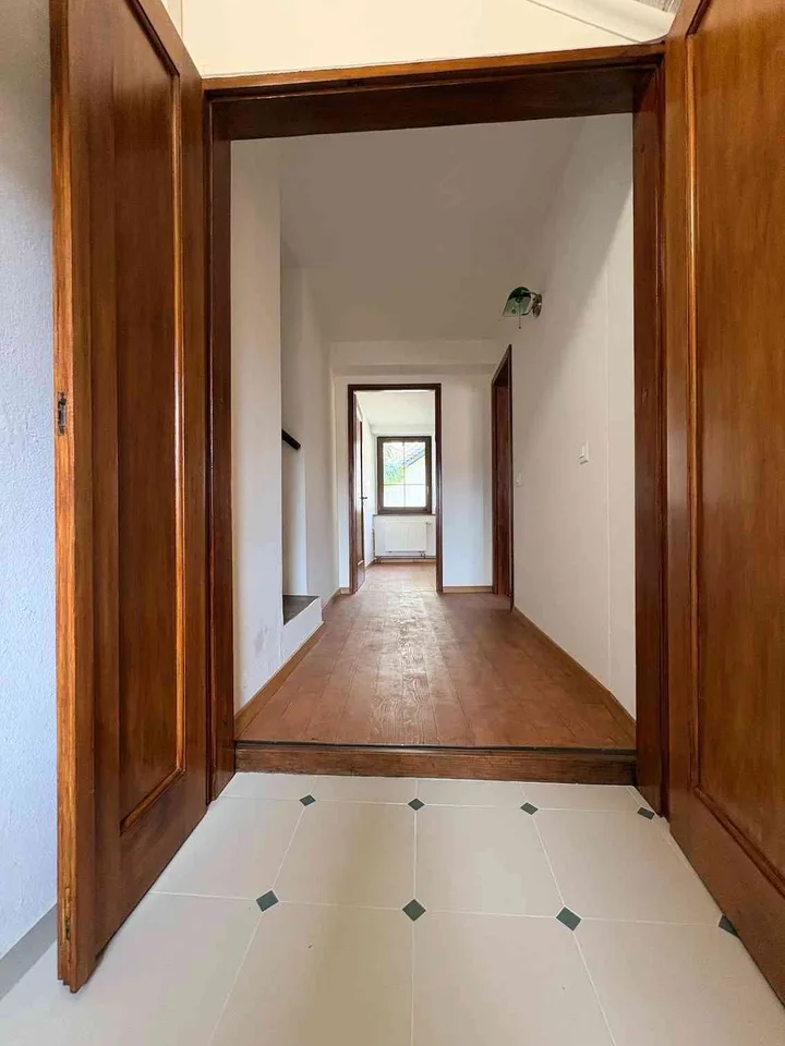 Affittasi casa ristrutturata 5 locali con posteggio e giardino