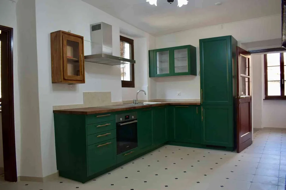 Affittasi casa ristrutturata 5 locali con posteggio e giardino