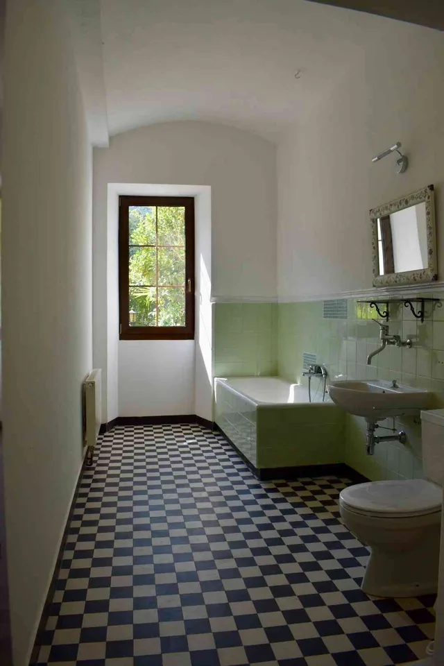 Affittasi casa ristrutturata 5 locali con posteggio e giardino