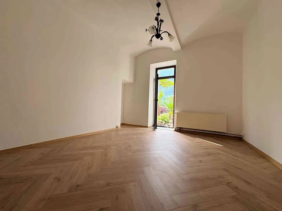 Affittasi casa ristrutturata 5 locali con posteggio e giardino