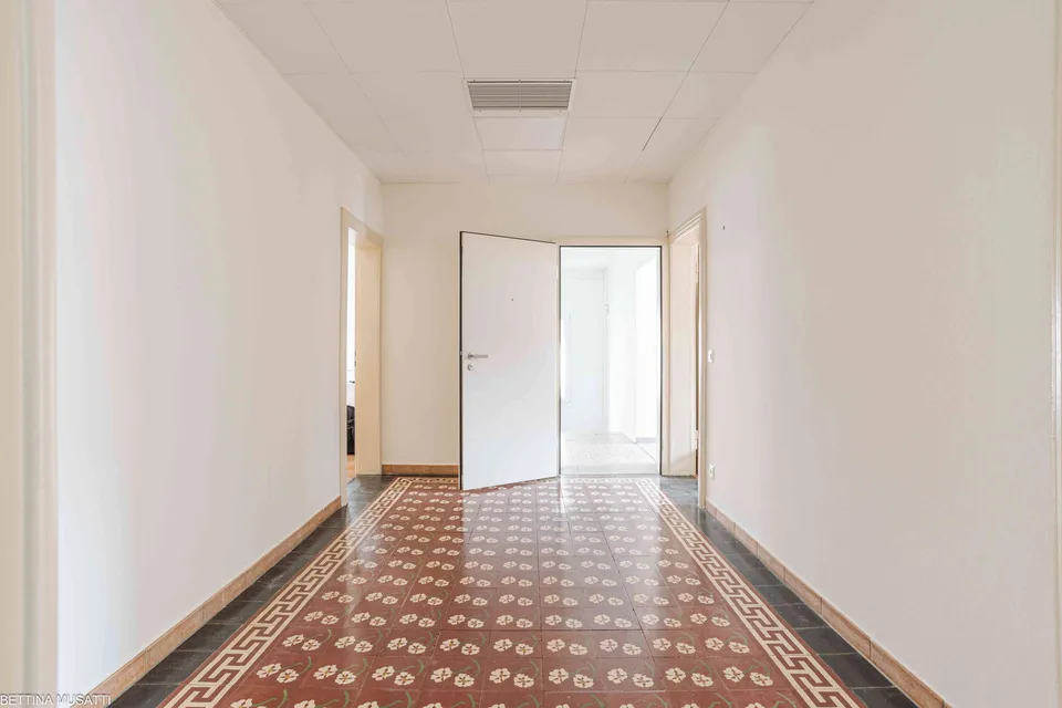 CHIASSO: UFFICIO DI RAPPRESENTANZA IN POSIZIONE STRATEGICA