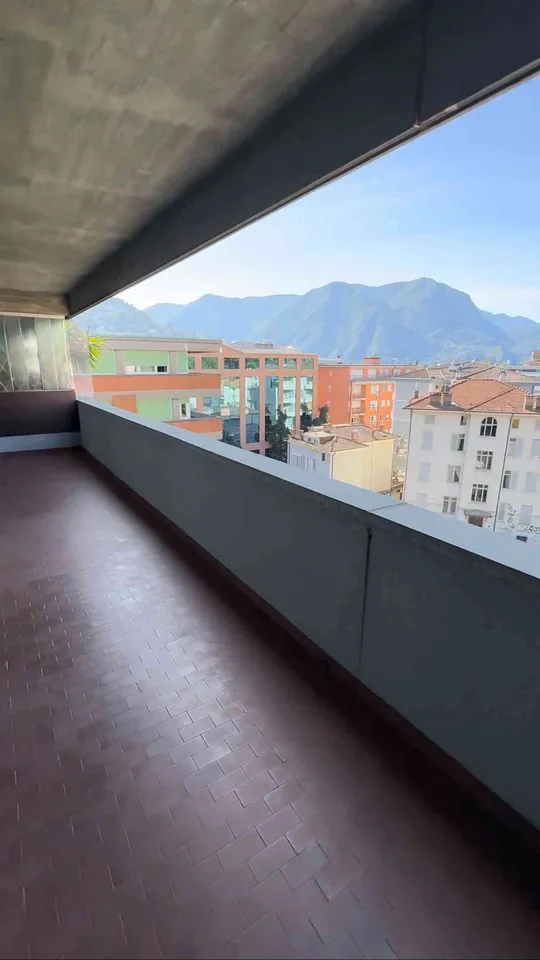 Moderno e luminoso appartamento di 2,5 locali con vista sulle montagne