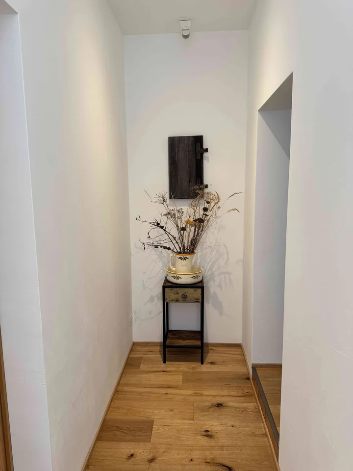 Charmante, möblierte 2.5-Zimmer-Wohnung mit Bergblick in Lohn GR