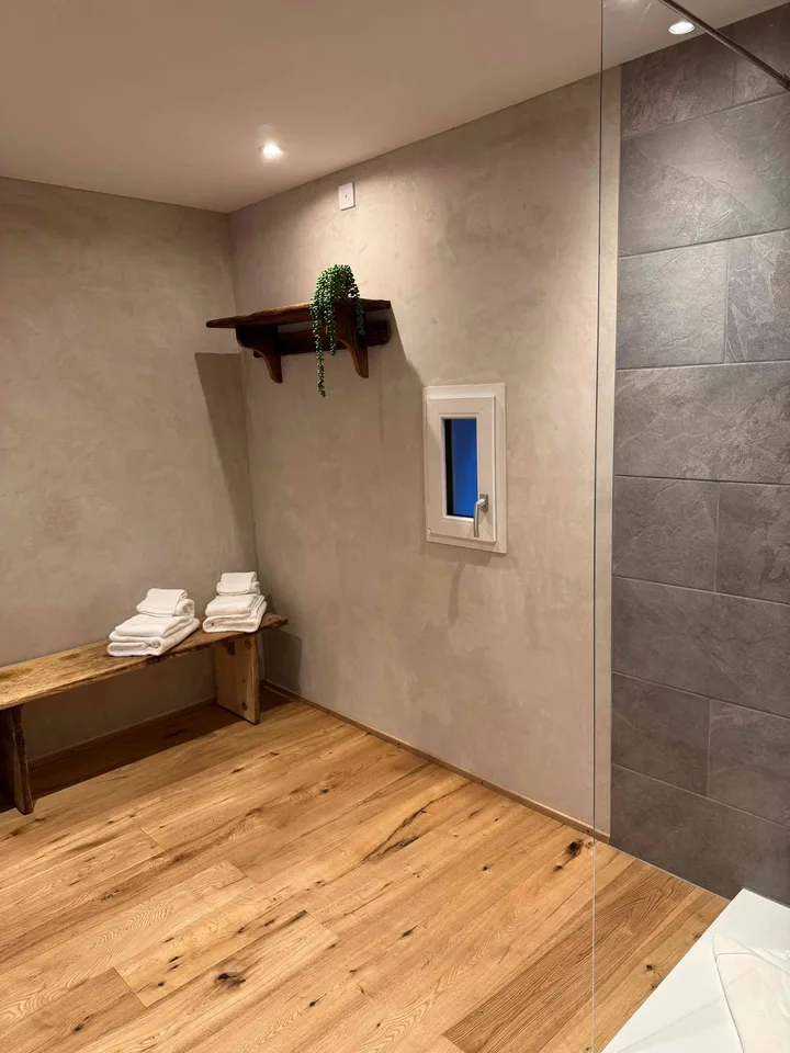 Charmante, möblierte 2.5-Zimmer-Wohnung mit Bergblick in Lohn GR