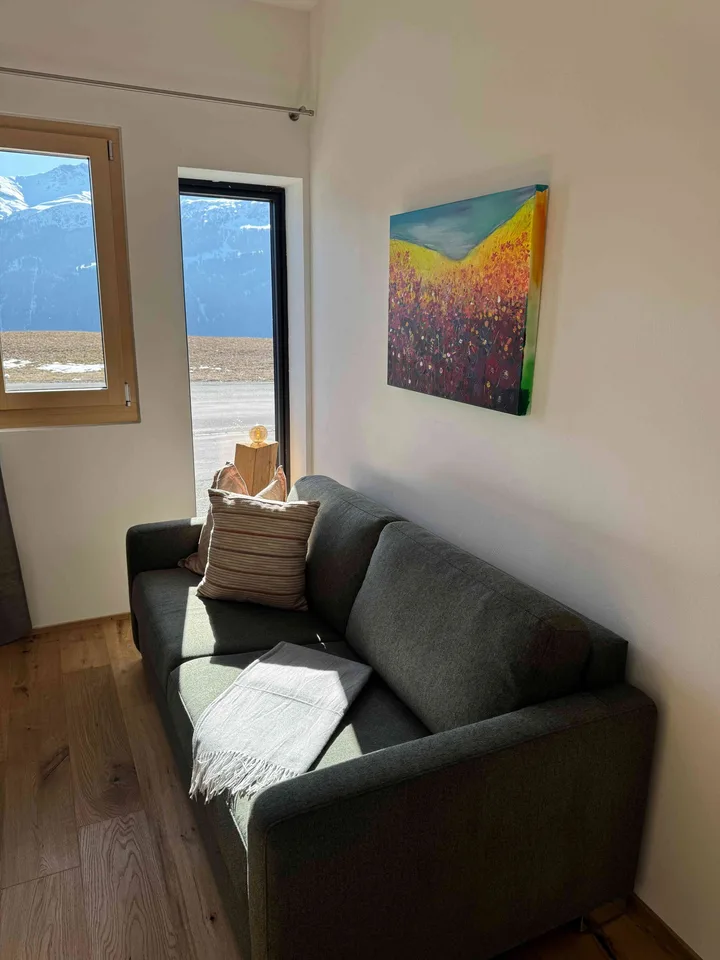 Charmante, möblierte 2.5-Zimmer-Wohnung mit Bergblick in Lohn GR