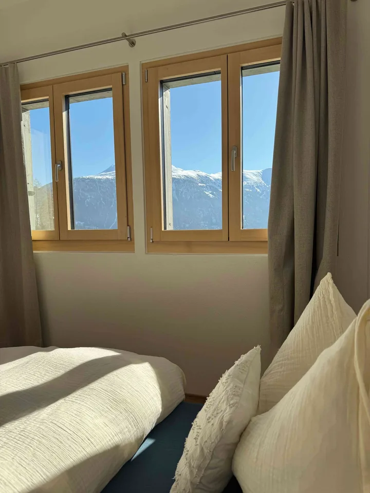 Charmante, möblierte 2.5-Zimmer-Wohnung mit Bergblick in Lohn GR