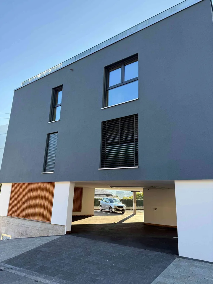 Tiefgaragenparkplatz mit Elektroladestation in Mehrfamilienhaus