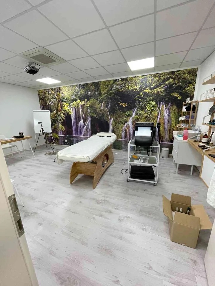 UFFICIO CON RECEPTION VICINO AL FOXTOWN E ALL'USCITA AUTOSTRADALE