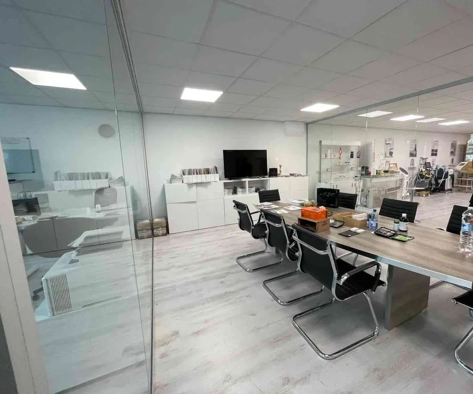 UFFICIO CON RECEPTION VICINO AL FOXTOWN E ALL'USCITA AUTOSTRADALE