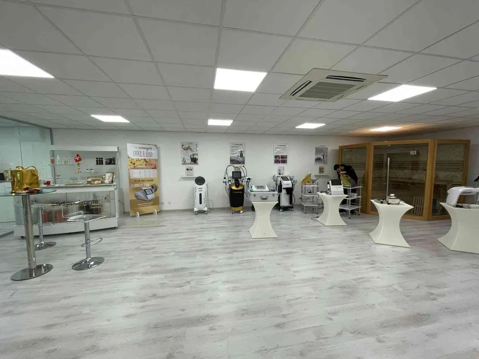 UFFICIO CON RECEPTION VICINO AL FOXTOWN E ALL'USCITA AUTOSTRADALE