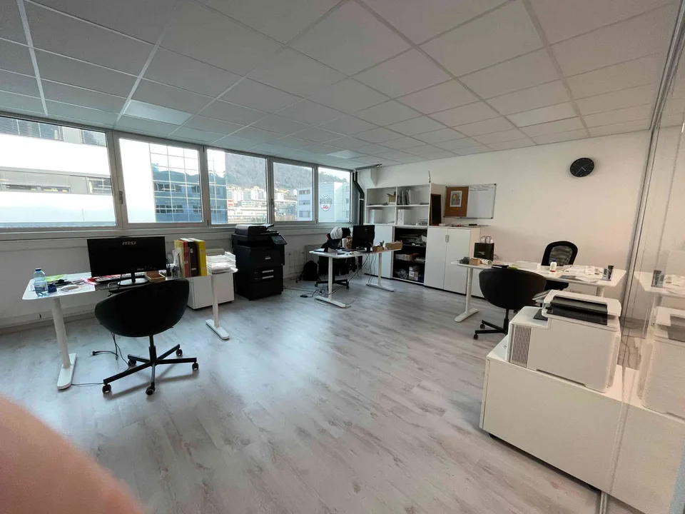 UFFICIO CON RECEPTION VICINO AL FOXTOWN E ALL'USCITA AUTOSTRADALE