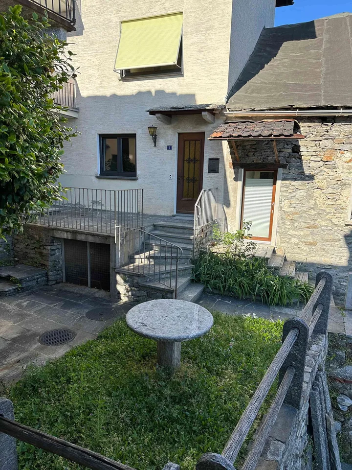 Brione s.M.: 2 Zimmer-Wohnung mit neuem Bad, kl. Garten und Seesicht