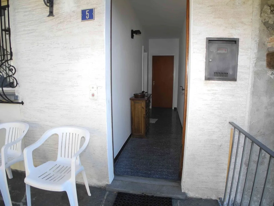 Brione s.M.: 2 Zimmer-Wohnung mit neuem Bad, kl. Garten und Seesicht