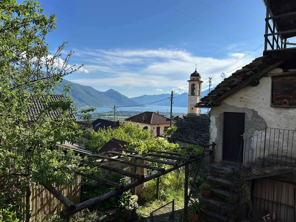 Brione s.M.: 2 Zimmer-Wohnung mit neuem Bad, kl. Garten und Seesicht