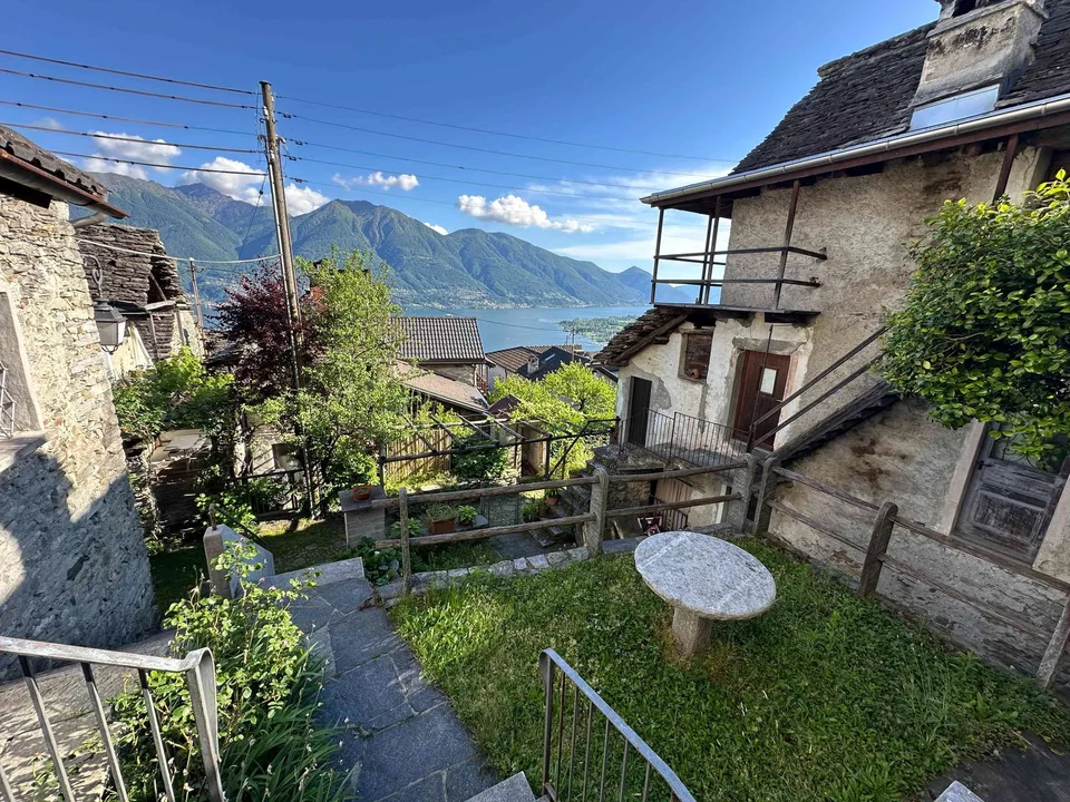 Brione s.M.: 2 Zimmer-Wohnung mit neuem Bad, kl. Garten und Seesicht