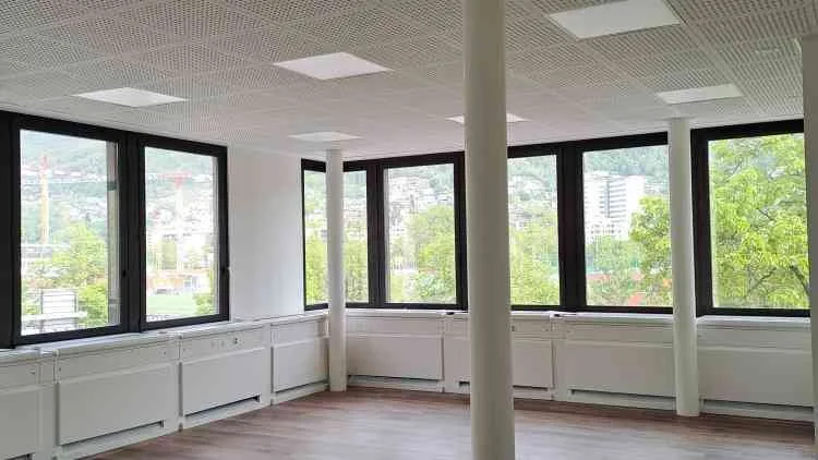 Ampio e luminoso spazio commerciale di 7 locali al 2° piano