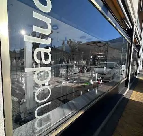NEGOZIO/LOCALE COMMERCIALE CON VETRINA