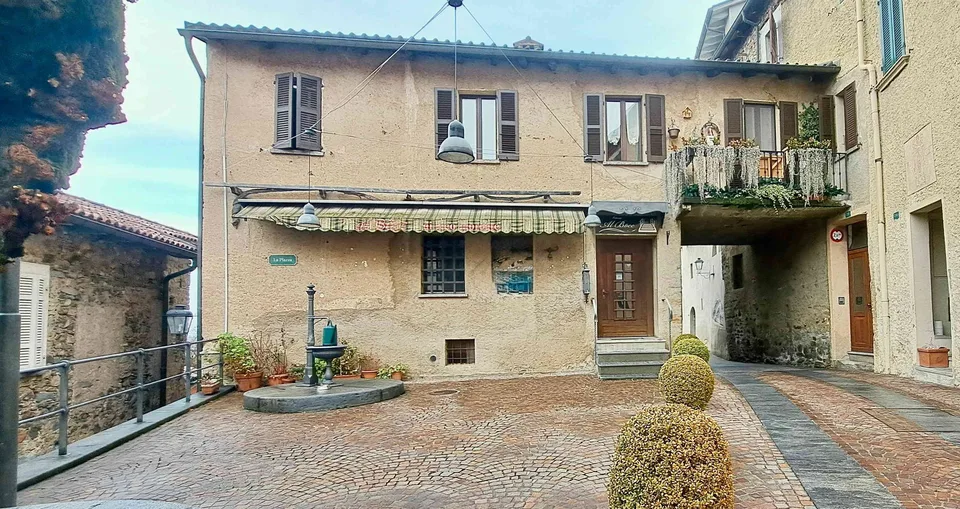 Spazio commerciale in affascinante edificio storico a Vico Morcote