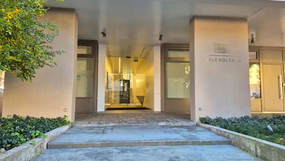 CERCHIAMO SUBENTRANTE – UFFICIO LUMINOSO IN CENTRO A CHIASSO