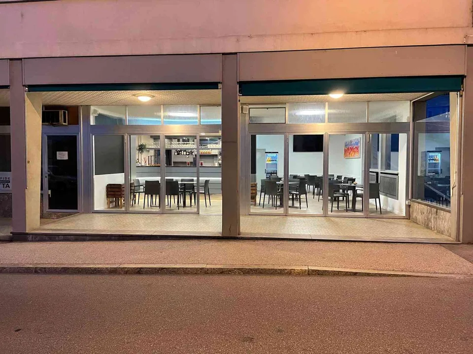 Affittasi moderno snack bar in centro Brissago con terrazza coperta