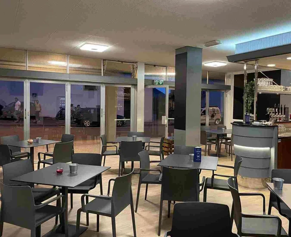 Affittasi moderno snack bar in centro Brissago con terrazza coperta