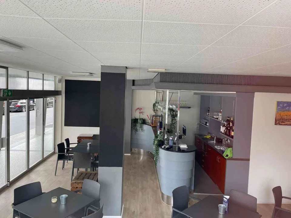 Affittasi moderno snack bar in centro Brissago con terrazza coperta
