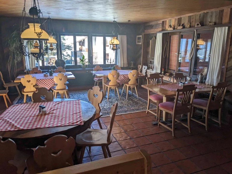 in 7031 Laax Dorf (beim See) : Restaurant mit viel Ambiente