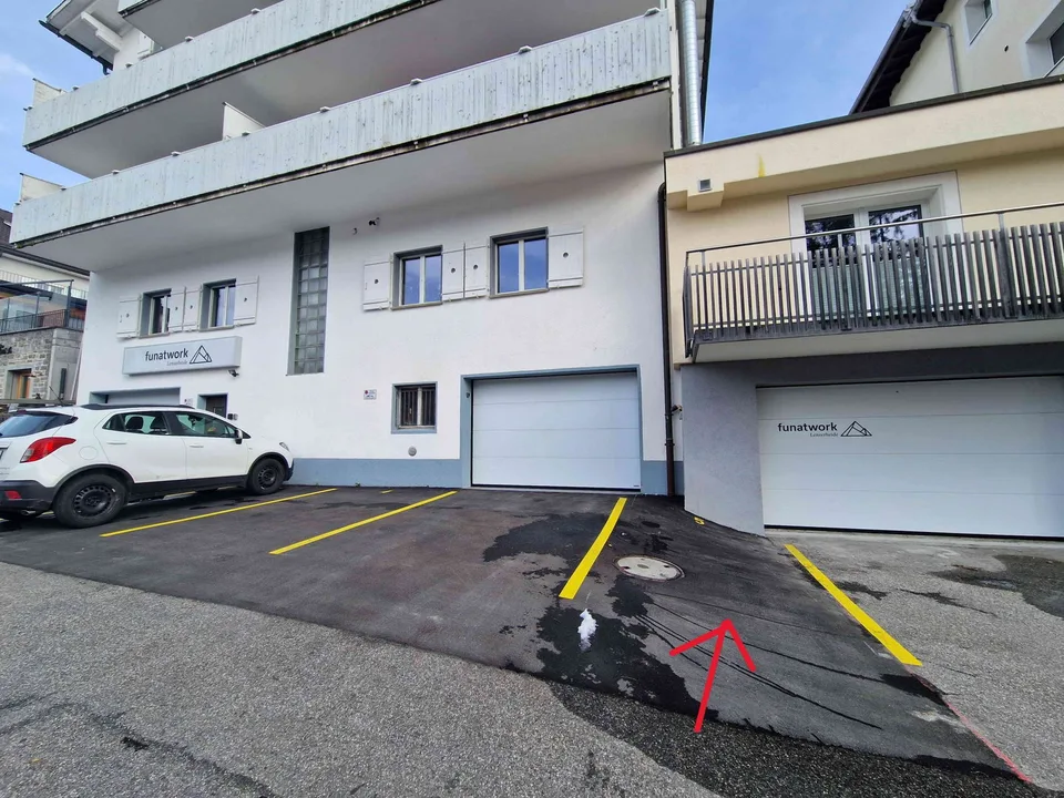 Zentraler Aussenparkplatz an der Voa Principala 23 zu vermieten