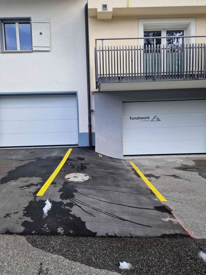 Zentraler Aussenparkplatz an der Voa Principala 23 zu vermieten