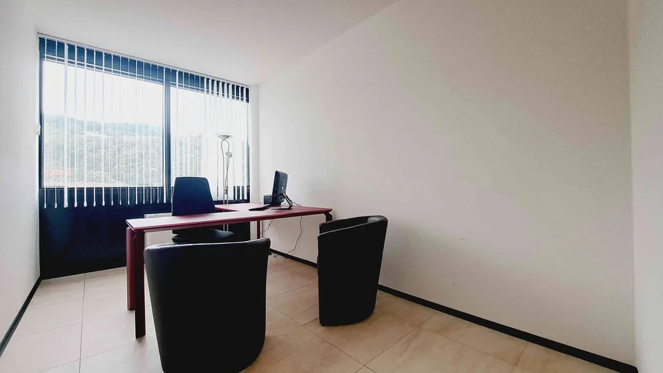 Ufficio singolo in stabile signorile – Pambio