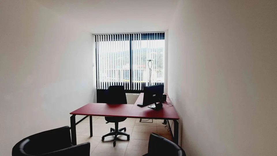 Ufficio singolo in stabile signorile – Pambio