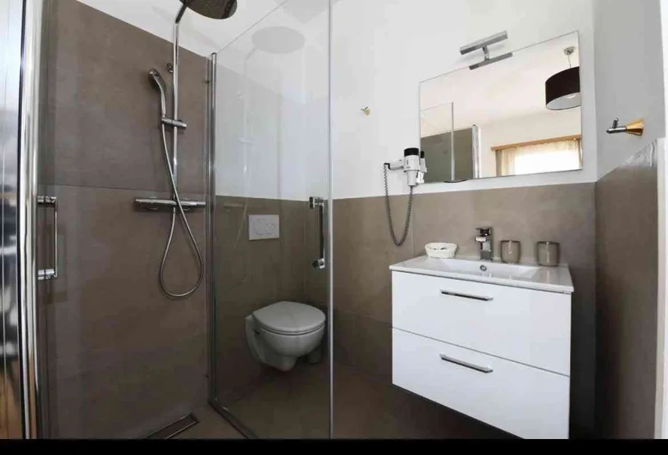 Cedo piccolo hotel con 8 stanze, 20 posti letto
