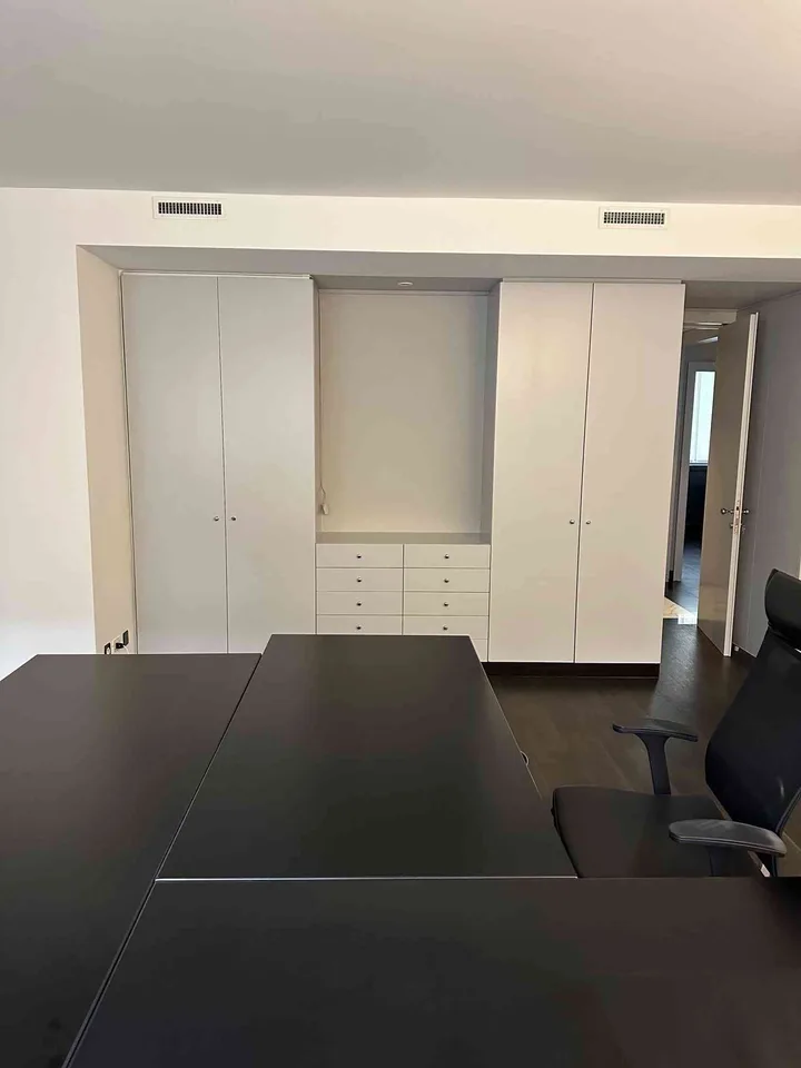 LUGANO – LUMINOSO UFFICIO ARREDATO IN ZONA LAC / CENTRO
